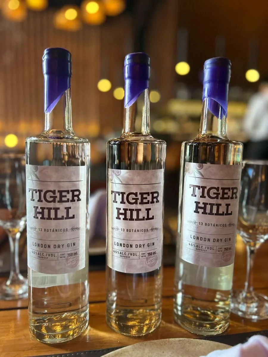 Botellas de Tiger Hill London Dry Gin en la barra de un restaurante