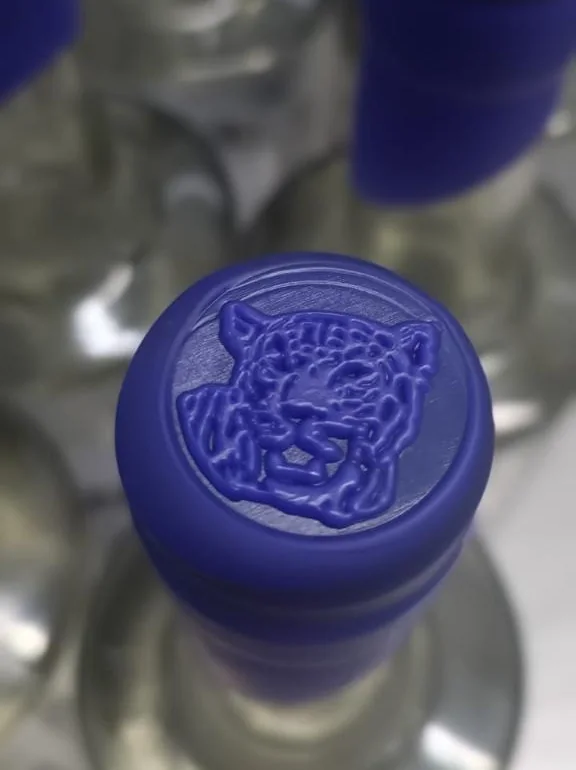 Cierre lacrado a mano con el sello del jaguar