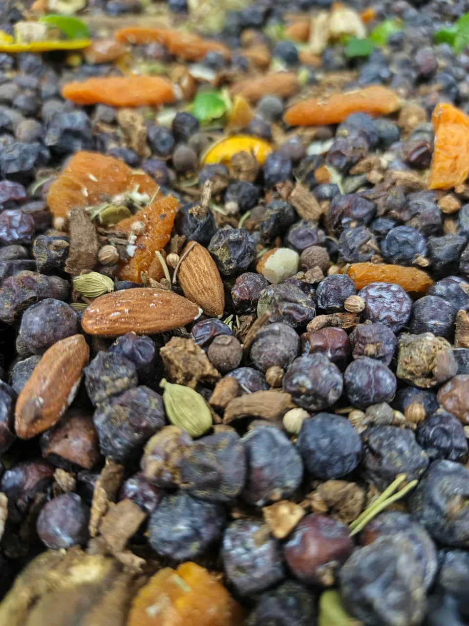 Tiger Hill botanicals in detail: juniper, almonds, apricot, cardamom and coriander