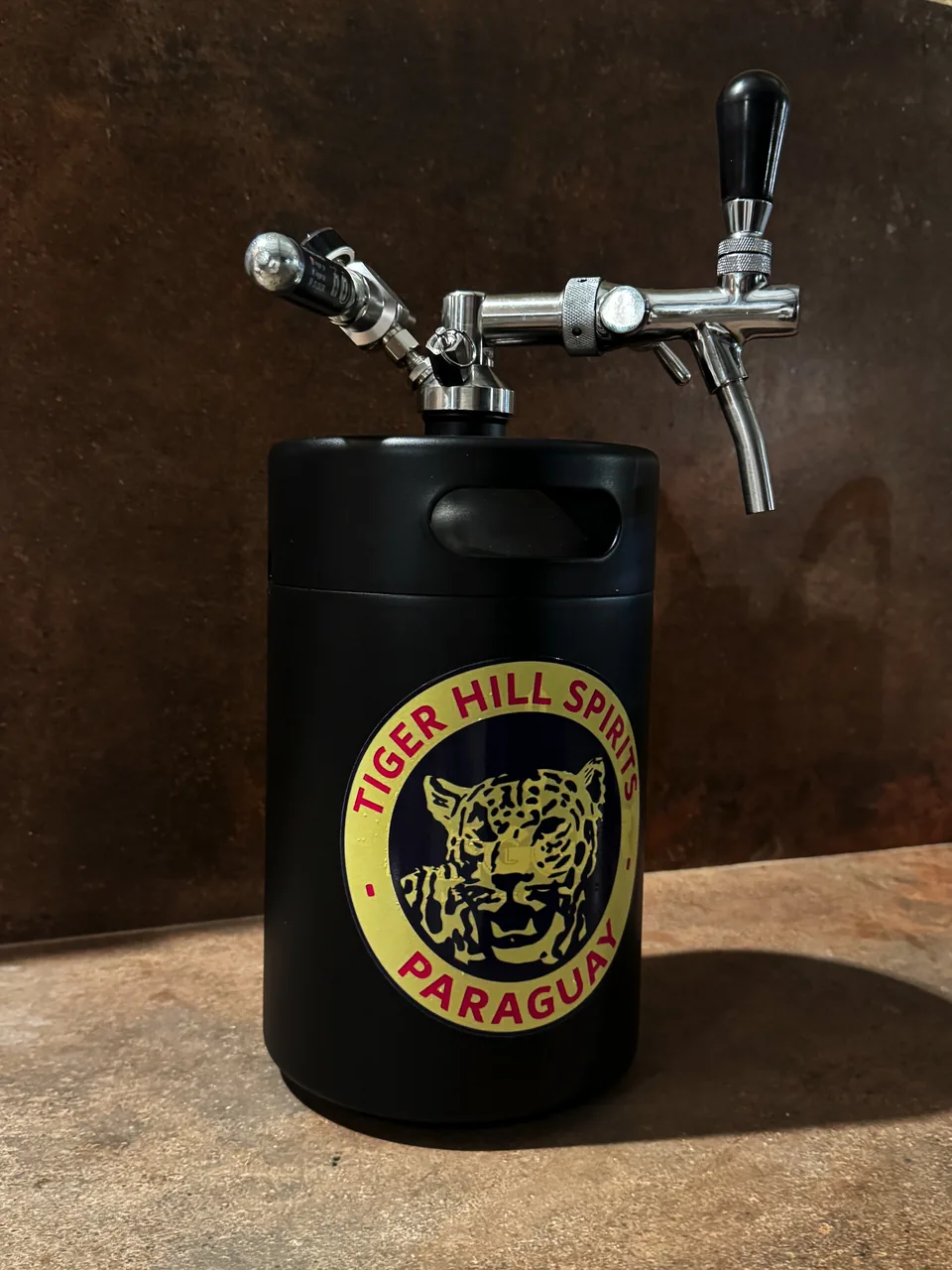 Barril de Gin & Tonic Tiger Hill con canilla y el emblema del jaguar